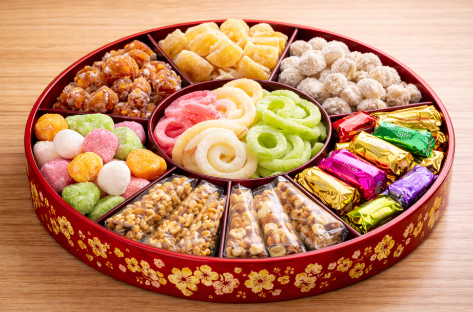 Các loại mức gồm mứt me cay, mức gừng, mức dừa viên, mứt dừa non (mức dừa sợi cuộn tròn), mức tắc/mức mãng cầu>
                                                        Các loại kẹo gồm kẹo động phộng (kẹo lạc), kẹo hạt điều, kẹo sữa nhiều màu bọc giấy, kẹo dẻo trái cây